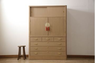 中古　ゴールドの金具と房飾りが上品で可愛らしい雰囲気を醸し出す総桐箪笥(胴丸、総桐たんす、着物箪笥、和箪笥)(R-054702)