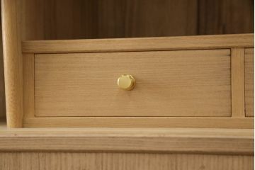 中古　ゴールドの金具と房飾りが上品で可愛らしい雰囲気を醸し出す総桐箪笥(胴丸、総桐たんす、着物箪笥、和箪笥)(R-054702)