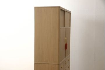 中古　ゴールドの金具と房飾りが上品で可愛らしい雰囲気を醸し出す総桐箪笥(胴丸、総桐たんす、着物箪笥、和箪笥)(R-054702)