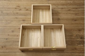 中古　ゴールドの金具と房飾りが上品で可愛らしい雰囲気を醸し出す総桐箪笥(胴丸、総桐たんす、着物箪笥、和箪笥)(R-054702)