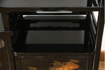 中古　美品　輪島塗り　宮内庁蒔絵司　村木華邸作　梨地塗り　こだわりの和の空間を演出する飾り棚(茶棚、収納棚、戸棚)(R-054703)