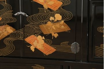 中古　美品　輪島塗り　宮内庁蒔絵司　村木華邸作　梨地塗り　こだわりの和の空間を演出する飾り棚(茶棚、収納棚、戸棚)(R-054703)