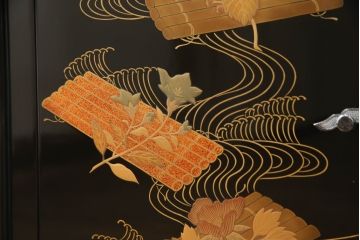 中古　美品　輪島塗り　宮内庁蒔絵司　村木華邸作　梨地塗り　こだわりの和の空間を演出する飾り棚(茶棚、収納棚、戸棚)(R-054703)