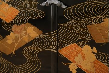 中古　美品　輪島塗り　宮内庁蒔絵司　村木華邸作　梨地塗り　こだわりの和の空間を演出する飾り棚(茶棚、収納棚、戸棚)(R-054703)