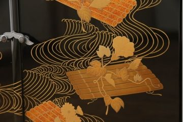 中古　美品　輪島塗り　宮内庁蒔絵司　村木華邸作　梨地塗り　こだわりの和の空間を演出する飾り棚(茶棚、収納棚、戸棚)(R-054703)