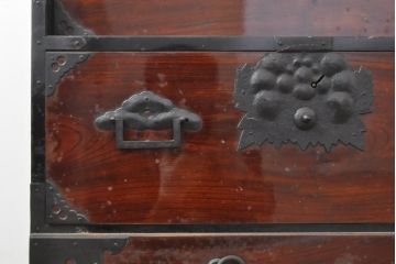 和製アンティーク　前欅材製　鳳凰・松・巾着など贅沢な金具使い!岩谷堂箪笥の車箪笥(時代箪笥、和タンス、サイドボード)(R-054739)