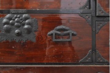 和製アンティーク　前欅材製　鳳凰・松・巾着など贅沢な金具使い!岩谷堂箪笥の車箪笥(時代箪笥、和タンス、サイドボード)(R-054739)