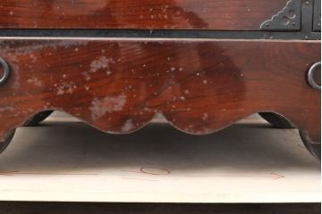 和製アンティーク　前欅材製　鳳凰・松・巾着など贅沢な金具使い!岩谷堂箪笥の車箪笥(時代箪笥、和タンス、サイドボード)(R-054739)