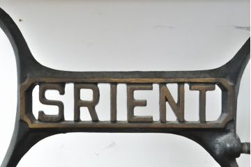 ジャンク品　イギリスアンティーク　SINGER(シンガー)社　置くだけでお洒落な空間に!ディスプレイにおすすめの足踏みミシン(シンガーミシン、ミシンテーブル、ミシン台、工業用ミシン、ディスプレイ)(R-054740)