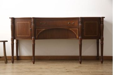 中古　イタリア高級輸入家具　マホガニー材　クラシカルな佇まいが魅力的なサイドボード(コンソールテーブル)(R-054742)