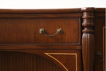 中古　イタリア高級輸入家具　マホガニー材　クラシカルな佇まいが魅力的なサイドボード(コンソールテーブル)(R-054742)