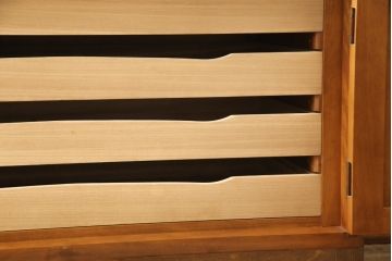 中古　横浜ダニエル(daniel)　脚付きリメイク　クラシカルな佇まいが目を引くサイドボード(着物タンス、和服たんす、和箪笥、ローボード、テレビ台)(R-054746)