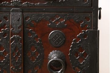 希少!　和製ビンテージ　仙台無形文化財　金具師 八重樫今朝吉作　手打ち金具の緻密な美しさが目を引く仙台箪笥(帳箱、船箪笥、和たんす、小箪笥、ヴィンテージ)(R-054747)
