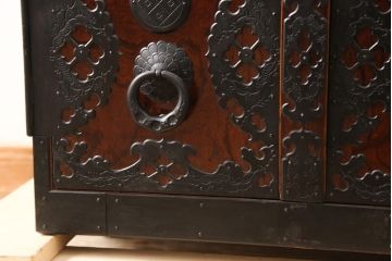 希少!　和製ビンテージ　仙台無形文化財　金具師 八重樫今朝吉作　手打ち金具の緻密な美しさが目を引く仙台箪笥(帳箱、船箪笥、和たんす、小箪笥、ヴィンテージ)(R-054747)
