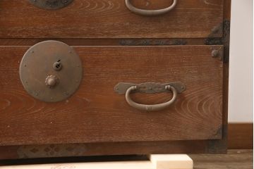 和製アンティーク　前ケヤキ材　渋い佇まいが目を引く明治期の会津重ね箪笥(和たんす、時代箪笥、チェスト、引き出し)(R-054757)