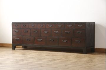 アンティーク家具　明治期　天板・脚付きリメイク　引き出し21杯　大きな引き出しでお子様のおもちゃ収納にも活躍するローボード・下段(リビングボード、テレビ台、テレビボード、ローチェスト)(R-054772)