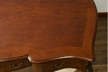 イタリアビンテージ　高級品!　象嵌入り　美しい杢目と真鍮(しんちゅう)の飾りが目を引く、隅々まで凝ったデザインのデスク　(R-054776)