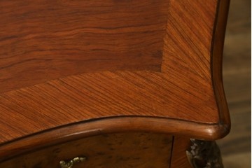 イタリアビンテージ　高級品!　象嵌入り　美しい杢目と真鍮(しんちゅう)の飾りが目を引く、隅々まで凝ったデザインのデスク　(R-054776)