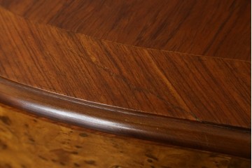 イタリアビンテージ　高級品!　象嵌入り　美しい杢目と真鍮(しんちゅう)の飾りが目を引く、隅々まで凝ったデザインのデスク　(R-054776)