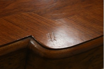 イタリアビンテージ　高級品!　象嵌入り　美しい杢目と真鍮(しんちゅう)の飾りが目を引く、隅々まで凝ったデザインのデスク　(R-054776)