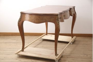 イタリアビンテージ　高級品!　象嵌入り　美しい杢目と真鍮(しんちゅう)の飾りが目を引く、隅々まで凝ったデザインのデスク(ワークデスク、机、在宅ワーク、在宅用ヴィンテージ)(R-054776)
