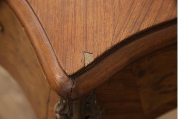 イタリアビンテージ　高級品!　象嵌入り　美しい杢目と真鍮(しんちゅう)の飾りが目を引く、隅々まで凝ったデザインのデスク(ワークデスク、机、在宅ワーク、在宅用ヴィンテージ)(R-054776)