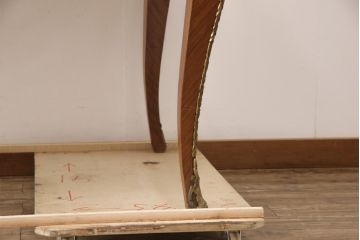 イタリアビンテージ　高級品!　象嵌入り　美しい杢目と真鍮(しんちゅう)の飾りが目を引く、隅々まで凝ったデザインのデスク(ワークデスク、机、在宅ワーク、在宅用ヴィンテージ)(R-054776)