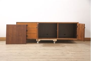 和製ビンテージ　山品木工(YAMASHINA)　木のぬくもりが感じられるチーク材製テレビ台(ローボード、テレビボード、収納棚、キャビネット、サイドボード、ヴィンテージ)(R-054779)