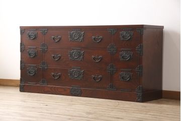 中古　美品　岩谷堂箪笥　深みのある色合いと重厚な金具が美しいサイドボード(引き出し、チェスト、和たんす、収納箪笥)(R-054781)