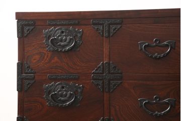 中古　美品　岩谷堂箪笥　深みのある色合いと重厚な金具が美しいサイドボード(引き出し、チェスト、和たんす、収納箪笥)(R-054781)