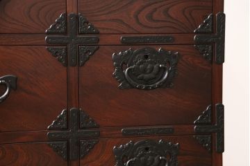 中古　美品　岩谷堂箪笥　深みのある色合いと重厚な金具が美しいサイドボード(引き出し、チェスト、和たんす、収納箪笥)(R-054781)
