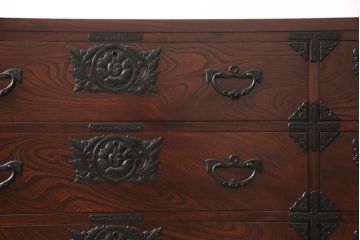中古　美品　岩谷堂箪笥　深みのある色合いと重厚な金具が美しいサイドボード(引き出し、チェスト、和たんす、収納箪笥)(R-054781)