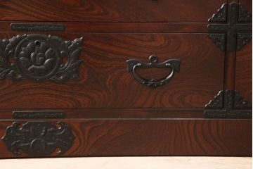 中古　美品　岩谷堂箪笥　深みのある色合いと重厚な金具が美しいサイドボード(引き出し、チェスト、和たんす、収納箪笥)(R-054781)