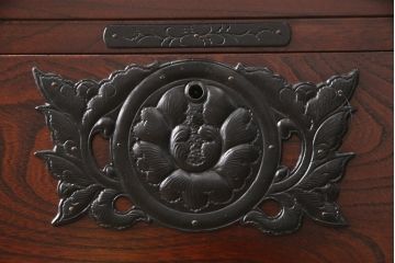 中古　美品　岩谷堂箪笥　深みのある色合いと重厚な金具が美しいサイドボード(引き出し、チェスト、和たんす、収納箪笥)(R-054781)