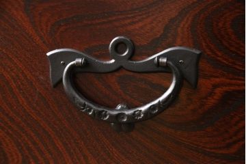 中古　美品　岩谷堂箪笥　深みのある色合いと重厚な金具が美しいサイドボード(引き出し、チェスト、和たんす、収納箪笥)(R-054781)
