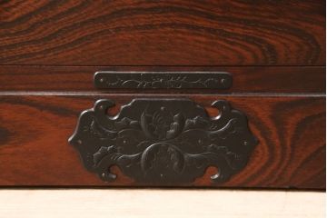 中古　美品　岩谷堂箪笥　深みのある色合いと重厚な金具が美しいサイドボード(引き出し、チェスト、和たんす、収納箪笥)(R-054781)