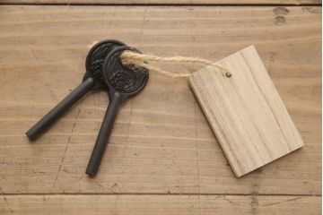 中古　美品　岩谷堂箪笥　深みのある色合いと重厚な金具が美しいサイドボード(引き出し、チェスト、和たんす、収納箪笥)(R-054781)
