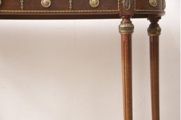 中古　スペイン高級家具　MUARVA S.L.　繊細で華やかな装飾が魅力の小振りなコンソールテーブル(サイドテーブル、飾り台)(R-054782)