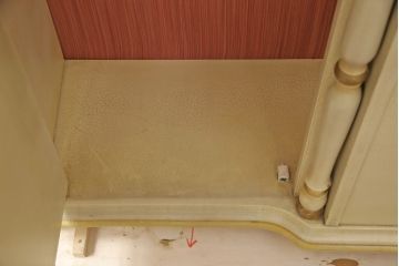中古　イタリア輸入家具　ロココ調　薄型ですっきりおさまるワードローブ(洋服タンス、収納棚)(R-054784)