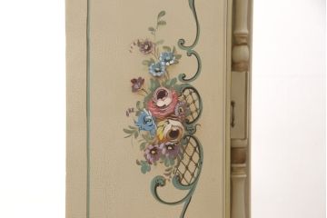 中古　イタリア輸入家具　ロココ調　薄型ですっきりおさまるワードローブ(洋服タンス、収納棚)(R-054784)