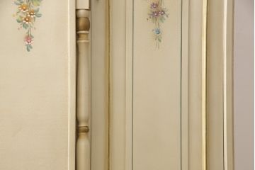 中古　イタリア輸入家具　ロココ調　薄型ですっきりおさまるワードローブ(洋服タンス、収納棚)(R-054784)