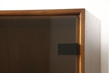 ヴィンテージ家具　ジャパンビンテージ　山品木工　照明付きで見せる収納におすすめのサイドキャビネット(サイドボード、収納棚、本箱、ブックケース)(R-054787)