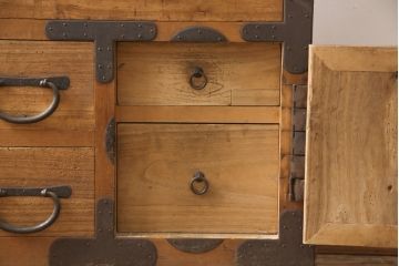 和製アンティーク　ヒノキ・桐材　和の趣溢れる佇まいが目を引く二段重ね三国(みくに)衣装箪笥(時代箪笥、チェスト、和たんす)(R-054812)