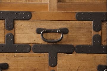 和製アンティーク　ヒノキ・桐材　和の趣溢れる佇まいが目を引く二段重ね三国(みくに)衣装箪笥(時代箪笥、チェスト、和たんす)(R-054812)