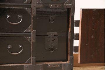 和製アンティーク　深みのある黒漆と味わい深い金具が格好良い庄内小箪笥(時代箪笥、収納箪笥、サイドチェスト、引き出し7杯)(R-054841)