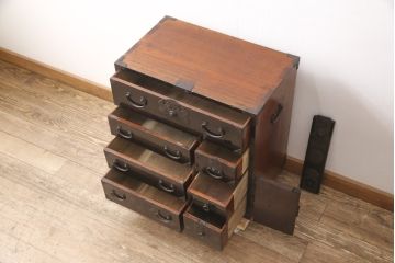 和製アンティーク　深みのある黒漆と味わい深い金具が格好良い庄内小箪笥(時代箪笥、収納箪笥、サイドチェスト、引き出し7杯)(R-054841)