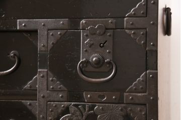 和製アンティーク　深みのある黒漆と味わい深い金具が格好良い庄内小箪笥(時代箪笥、収納箪笥、サイドチェスト、引き出し7杯)(R-054841)