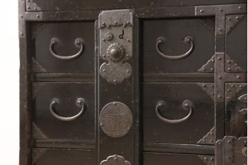 和製アンティーク　深みのある黒漆と味わい深い金具が格好良い庄内小箪笥(時代箪笥、収納箪笥、サイドチェスト、引き出し7杯)(R-054841)