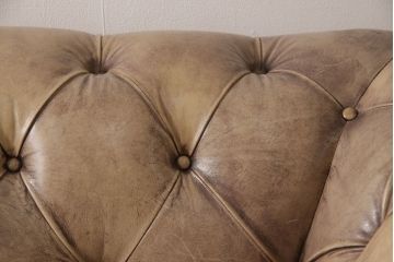 ヨーロッパビンテージ　クラシカルな雰囲気を醸し出すチェスターフィールド本革2人掛けソファ(レザー、二人掛けソファ、ヴィンテージ)(R-054844)