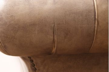 ヨーロッパビンテージ　クラシカルな雰囲気を醸し出すチェスターフィールド本革2人掛けソファ(レザー、二人掛けソファ、ヴィンテージ)(R-054844)